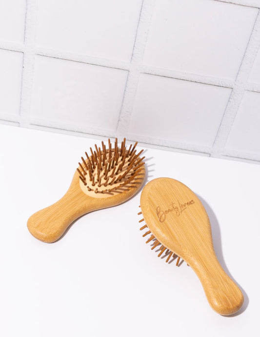 Este cepillo elaborado en Bamboo es perfecto para estimular el cuero cabelludo.
